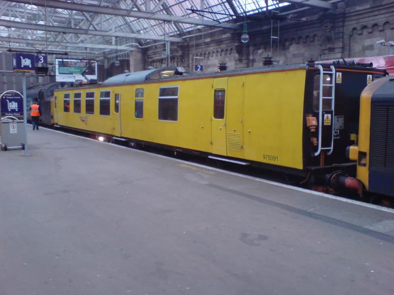 Test Coach Mentor at Glasgow Central : Test Coach Mentor at Glasgow Central sandwiched between 37069 and 37218. (12.10.10) Photo of Test Coach Mentor at Glasgow Central