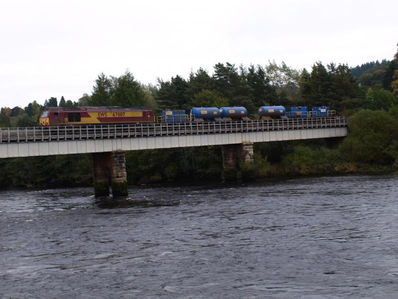 RHTT on Perth Bridge: 67007 crossing Perth Bridge on 11th October, 2010. It will run froward into the Up Loop for the loco to run around and return to Dundee. Photo of RHTT on Perth Bridge