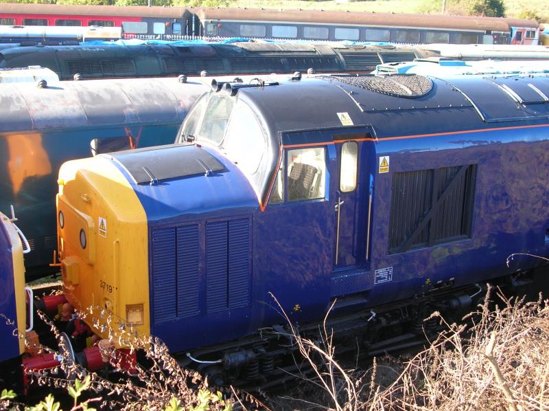 barrow hill: class 37197 in drs blue with 73117 and 47488 in the background Photo of barrow hill