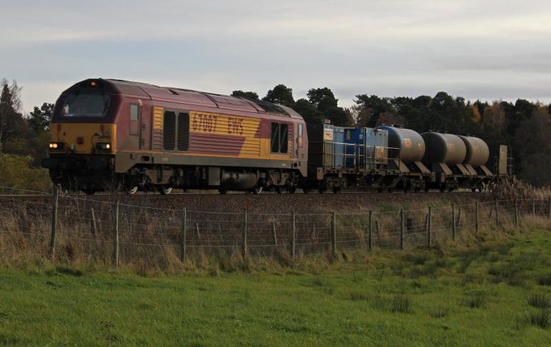 67007 3S95 RHTT: 67007 passing Kinclaven level crossing between Murthly and Stanley. 3/11/10 Photo of 67007 3S95 RHTT