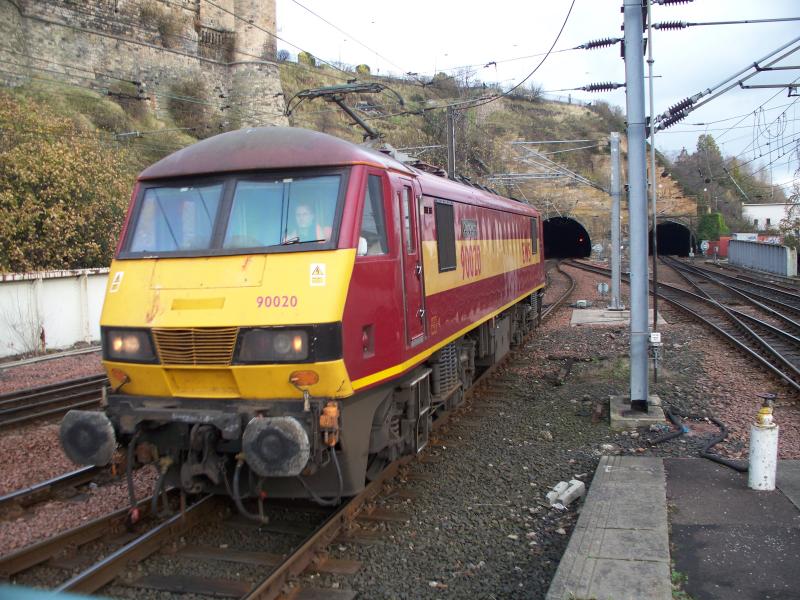 90020 le: 90020 arrives into the motorail sidings at Edinburgh on 13/11/10 Photo of 90020 le