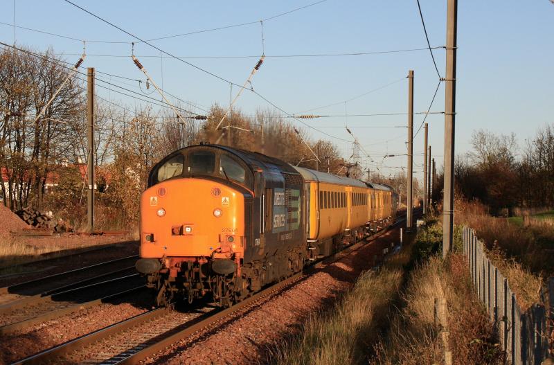 1Q18: 37604 leading 37610 topn tail on 1Q18 08.30 Derby RTC to Millerhill approaching Prestonpans on 15/11/2010 Photo of 1Q18