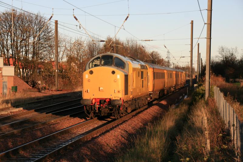 1Q13: 97301 (37100) leading 97302 (37170) topn tail on 1Q18 08.50 Derby RTC to Millerhill approaching Prestonpans on 15/11/2010 running early Photo of 1Q13