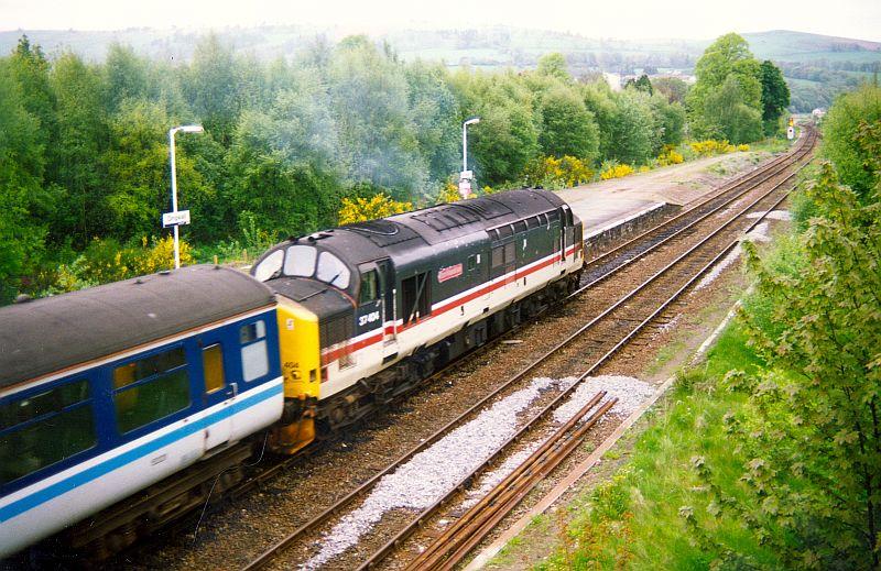 37.404 Ben Cruachan: 37.404 on 19.14 to Kyle of Lochalsh at Dingwall on 12th May 1993. Note Kyle line livery then in force in loco hauled days Photo of 37.404 Ben Cruachan