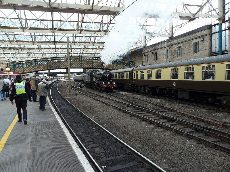 5043 Earl of Mount Edgcumbe: Ex GWR Castle class 4-6-0 5043 Earl of Mount Edgcumbe running through Citadel station to turn south of Carlisle after coming in with The Pride of Swindon railtour on 16th October 2010 Photo of 5043 Earl of Mount Edgcumbe