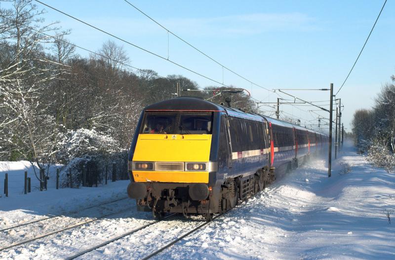 91113 in the snow: 91113 hammers towards Longniddry whipping up a snow flurry. 8 December 2010 Photo of 91113 in the snow