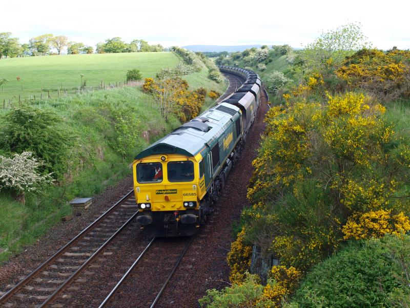 Cumnock - 29-05-2009 : 66585 heads south from Cumnock on the G&SW main line with loaded coal hoppers. Photo of Cumnock - 29-05-2009