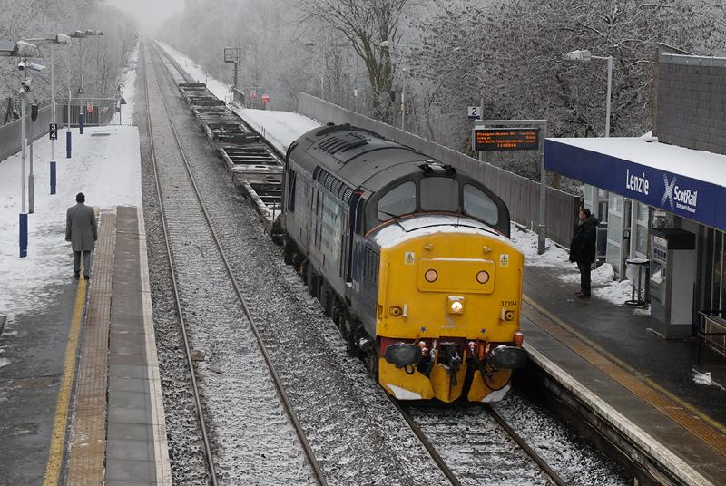 37194 on 4N66: 37194 on 4N66 Grangemouth - Cadder Yard on 20th December 2010.
Thanks to all for the info ... Photo of 37194 on 4N66