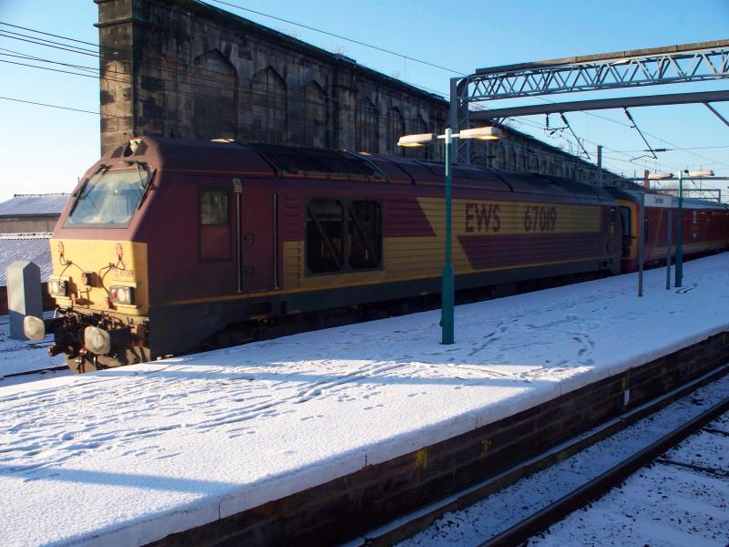 67019 with a southbound mail service at Carlisle on 21/12/10: Photo of 67019 with a southbound mail service at Carlisle on 21/12/10