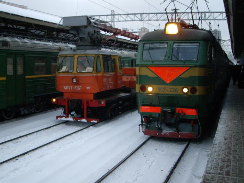 ЧС7-228 at Moscow Kursk Station: CS7-228 arrives to form train 77 Moscow to Mariupol, I travelled on this as far as Tula. Photo of ЧС7-228 at Moscow Kursk Station