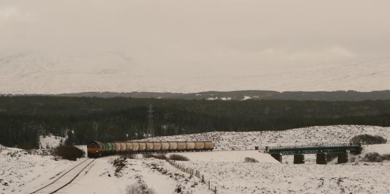 Fuel and Alumina for Fort William: Hauling loaded fuel tanks and alumina hoppers 66110 leaves Gaur Viaduct behind on its way towards Rannoch on 11 January 2010 Photo of Fuel and Alumina for Fort William