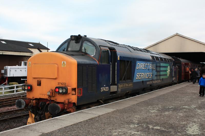 37423 at Bo'Ness : 423 about to depart on the 10.30 to manual Photo of 37423 at Bo'Ness