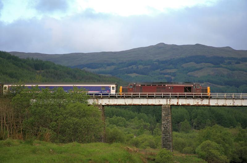 1Y11 2nd June 2006: 37401 departs from Crainlarich with the beds on 2nd June 2006. Photo of 1Y11 2nd June 2006