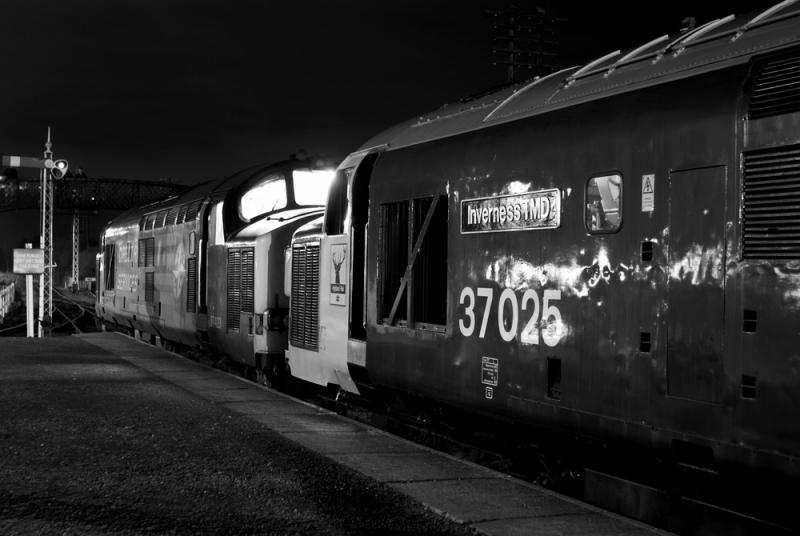 37423 + 37025 Bo'ness station: Waiting for the road. 2 January 2011 Photo of 37423 + 37025 Bo'ness station