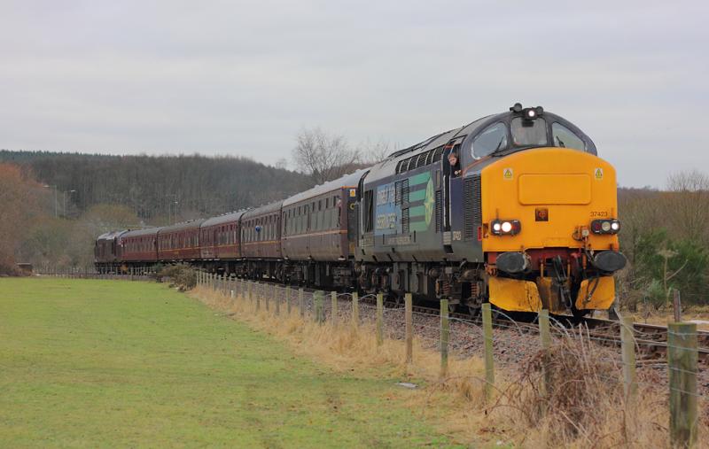 37423 Kinneil: 37423 rounds the curve into Kinneil while working the 2B02 Manuel - Bo'ness service during the Class 37 Gala on 02.01.11. Photo of 37423 Kinneil