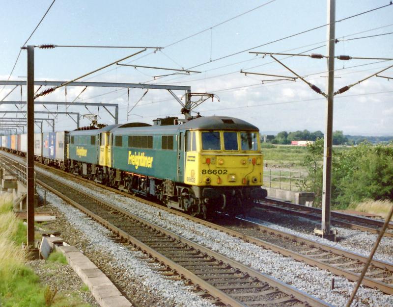 Metal Bridge: A pair of Freightliner 86s head South at Metal Bridge. Photo of Metal Bridge