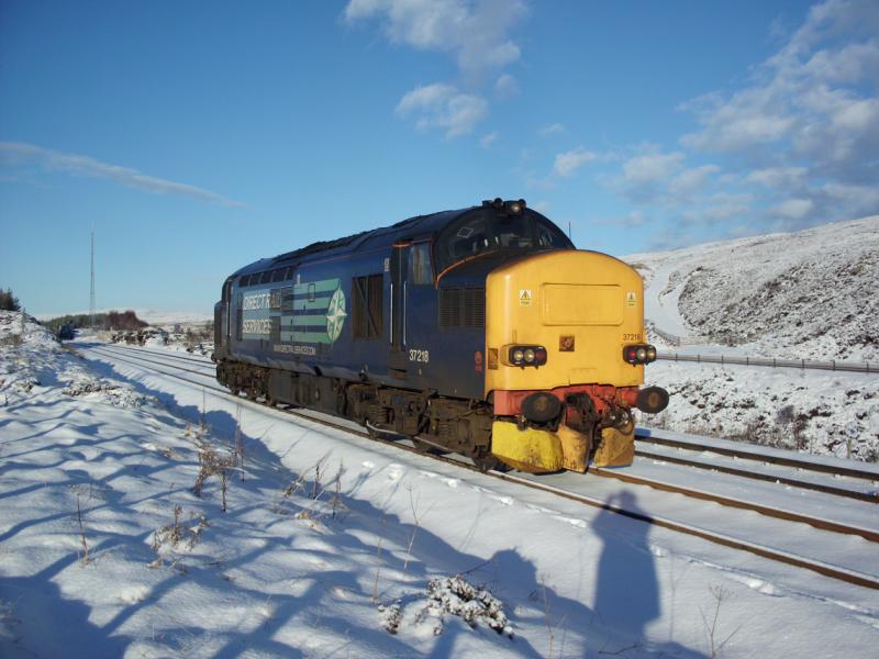 37218 Slochd: 37218 in the loop at Slochd with 0Z99 1100 Inverness - Dunkeld - Inverness on the 08/01/11. Photo of 37218 Slochd