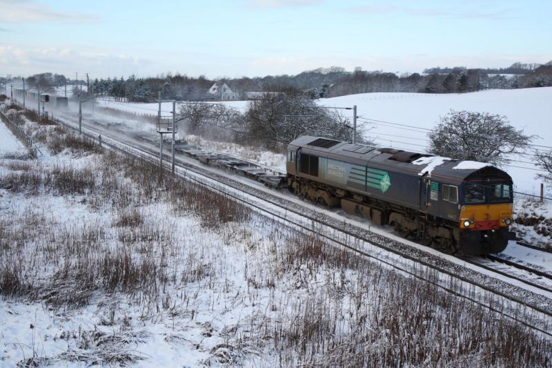 4m16: 66413 with 4m16 Grangemouth - Daventry approaching Ravenstruther Saturday 8/1/2011 @ 12:42 Photo of 4m16