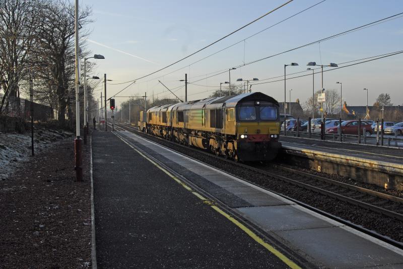 66422 & 66411 WITH N/FLASKS UDDINGSTON: 66422 & 66411 WITH NUCLEAR FLASKS FROM HUNTERSTON AT UDDINGSTON FRI 21st JAN 2011 Photo of 66422 & 66411 WITH N/FLASKS UDDINGSTON