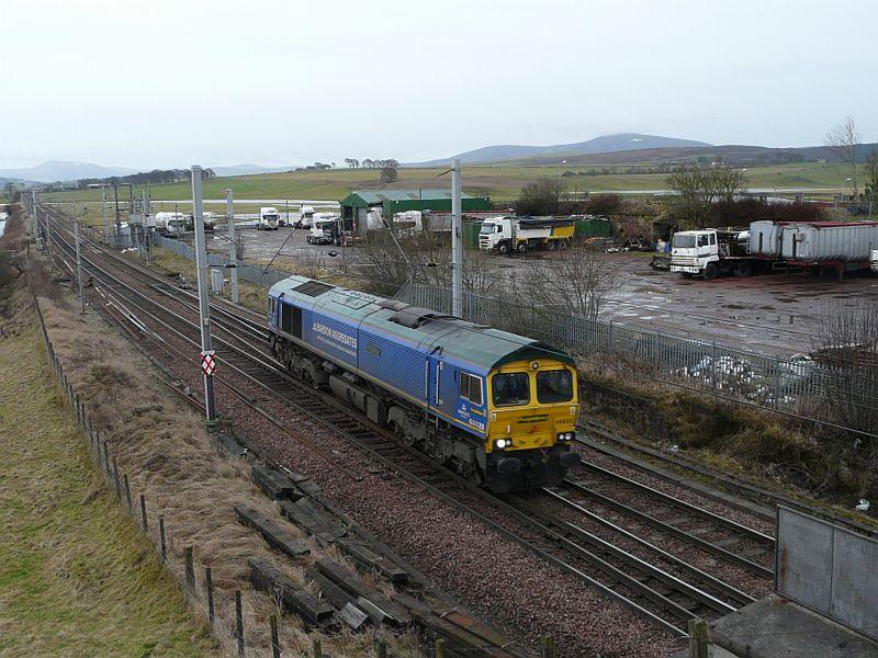 66623 on 0Z62 at Carstairs South: Unique Bardon Aggregates FL 66623 approaching Carstairs South Jn on 0Z62 Carlisle to Edinburgh Oxwellmains Photo of 66623 on 0Z62 at Carstairs South