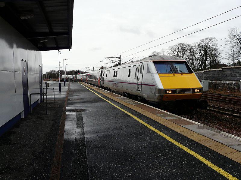 91107 on 1S05: East Coast 91107 on 1S05 LDN KGX - GLC negotiates the curves from Carstairs East Jn through the station on 5-2-11 Photo of 91107 on 1S05