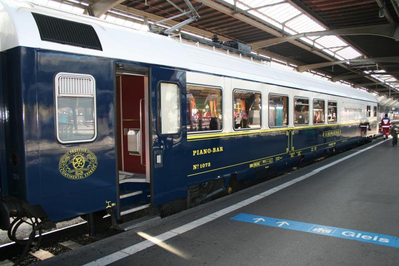Piano Coach 2: Another shot taken at Zurich in October 2007, note the pantograph for internal power on the coach. Photo of Piano Coach 2