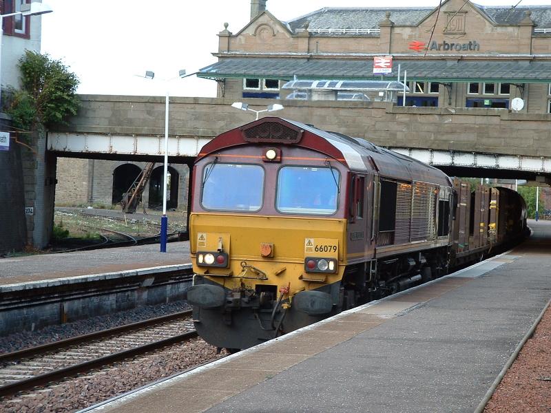 EWS 66079 at Arbroath: EWS 66079 heads through Arbroath with 6D83, 1545 Aberdeen - Mossend Photo of EWS 66079 at Arbroath
