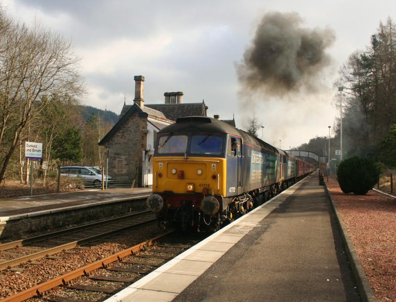 47712 47802 5Z70 Dunkeld:
47712 47802 make a claggyful departure from Dunkeld on 5Z70 from Crewe to Inverness after a lengthy stop to allow 6D50 and a ScotRail 170 to pass. Photo of 47712 47802 5Z70 Dunkeld
