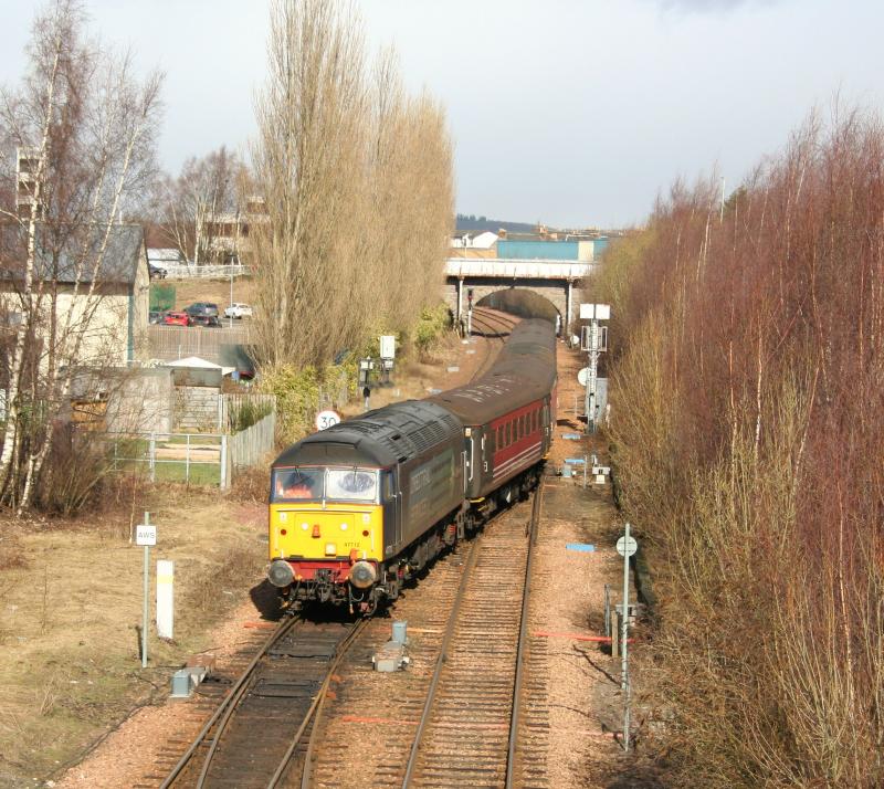 47712 5Z71 Perth:
47712 crosses over to access platform 7 at Perth station as it arrives with a late running 5Z71 driver training trip from Inverness Photo of 47712 5Z71 Perth
