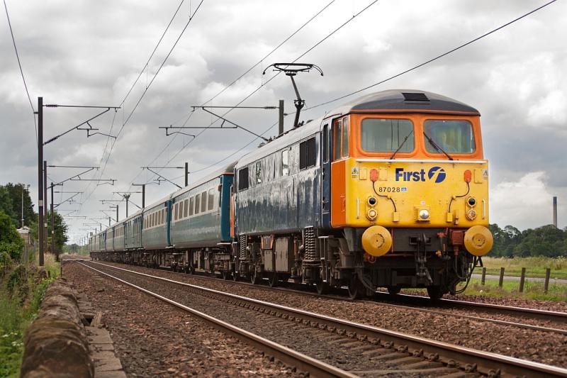 87028 on the Blue Pullman: Following a North Berwick unit, 87028 must still have been tramping along, as it is here approaching 12 miles from Waverley in a little under 11 minutes with the 13.45 1Z18 Edinburgh - London Kings Cross Photo of 87028 on the Blue Pullman