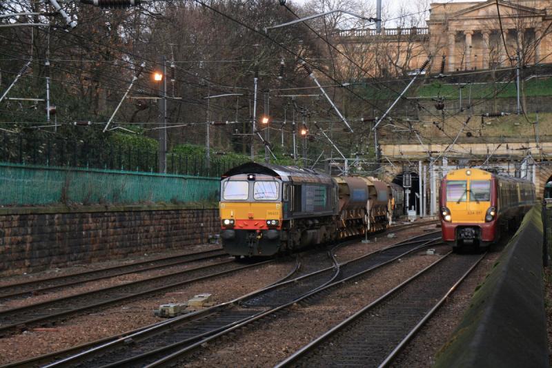 6K99 in Princes St. Gardens (2): 66433 leading 66432 on 6K99 Mossend to Haymarket in Princes St. Gardens being overtaken by 334017 on the 15.08 Edinburgh to Helensburgh Central. Photo of 6K99 in Princes St. Gardens (2)