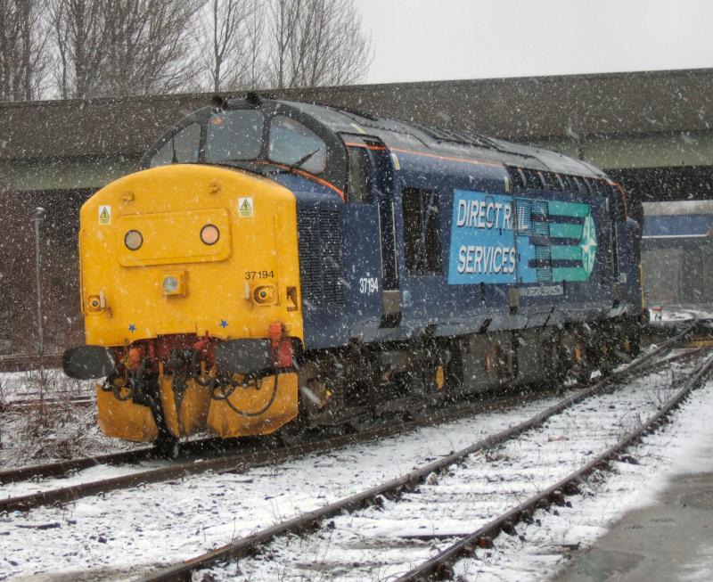 37194 at Fouldubs: 37194 arrives at Fouldubs on 1Z99, before continuing North on Snow duties. Photo of 37194 at Fouldubs