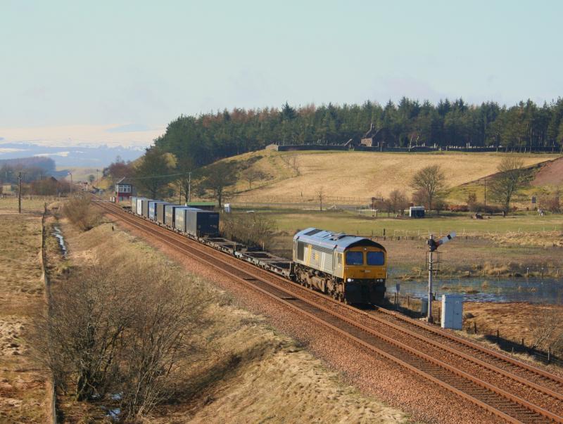 Fastline 66434 on 4A13 at Blackford:
66434 still in Fastline livery passes Blackford on 16th March 2011 while working a lightly loaded 4A13 Grangemouth to Aberdeen Photo of Fastline 66434 on 4A13 at Blackford
