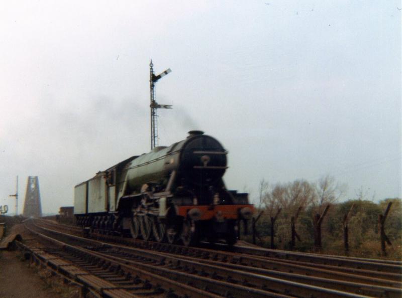 Flying Scotsman at Dalmeny: Coming off the Bridge at Dalmeny on her way back to Edinburgh. The Pullmans came back behind EE Type 3 6850. Photo of Flying Scotsman at Dalmeny