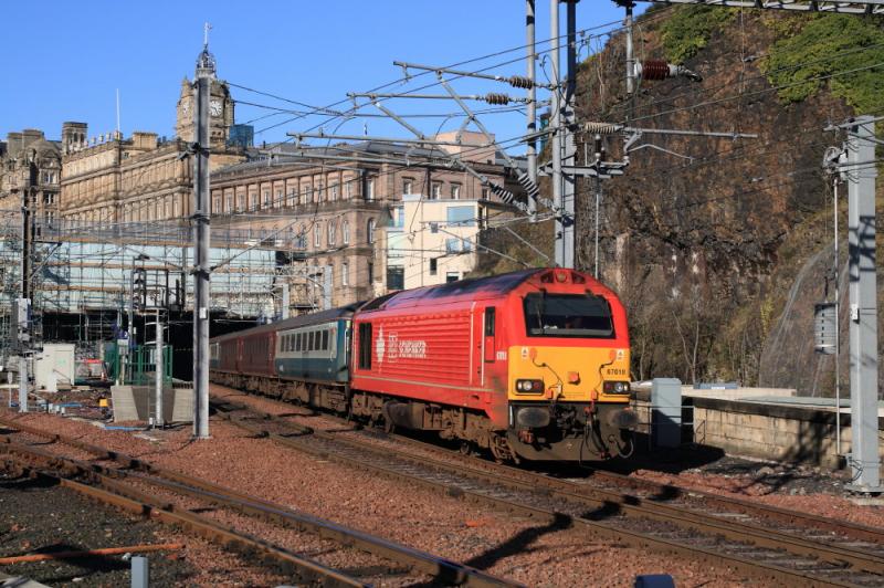 67018 on 5K01: 67018 on 5K01 08.55 Edinburgh to Millerhill leaving Waverley Platform 1 at 09.20 on 18/03/2011. Taken before the clocks change & the shadows are longer, Hotel clock is always a few minutes fast. Photo of 67018 on 5K01