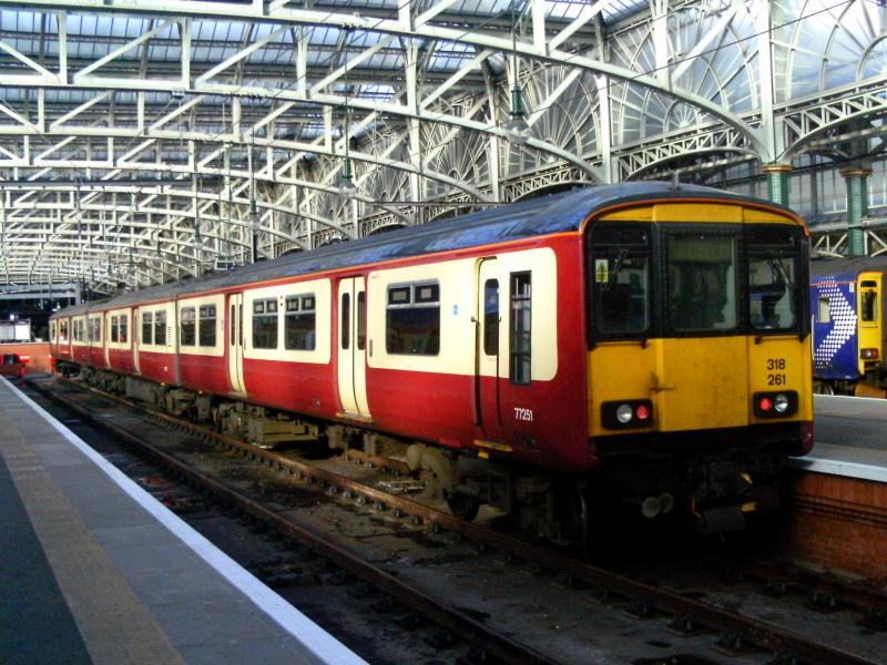 318261: Soon to be athing of the past, in Glasgow Central High Level. 318261 waits to form the 1615 to Ardrossan on Tuesday 15th March 2011 Photo of 318261