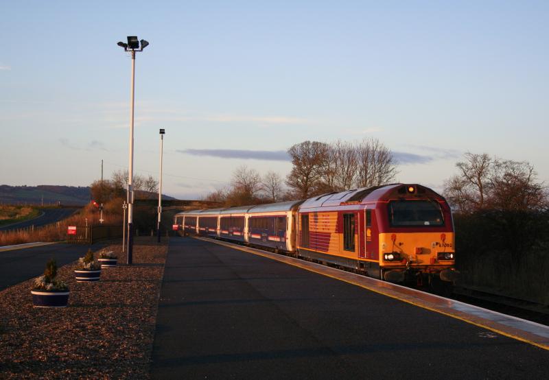 67002 arrives at Leuchars with late sleeper:
67002 arrives at Leuchars a late running sleeper to Aberdeen Photo of 67002 arrives at Leuchars with late sleeper