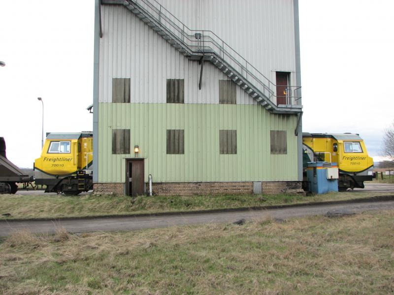 70010 at Ravenstruther.: easing throught the loading tower. Photo of 70010 at Ravenstruther.