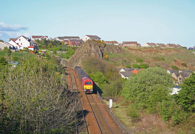 67018 Kinghorn Tunnel:
67018 comes out of Kinghorn Tunnel while working 2G13 Edinburgh to Edinburgh on 7th May 2010 Photo of 67018 Kinghorn Tunnel