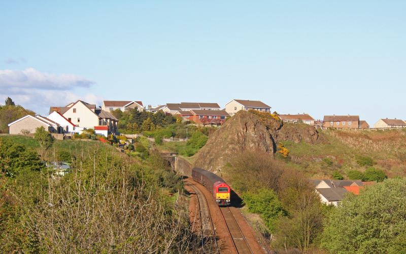 67018 Kinghorn Tunnel:
67018 comes out of Kinghorn Tunnel while working 2G13 Edinburgh to Edinburgh on 7th May 2010 Photo of 67018 Kinghorn Tunnel