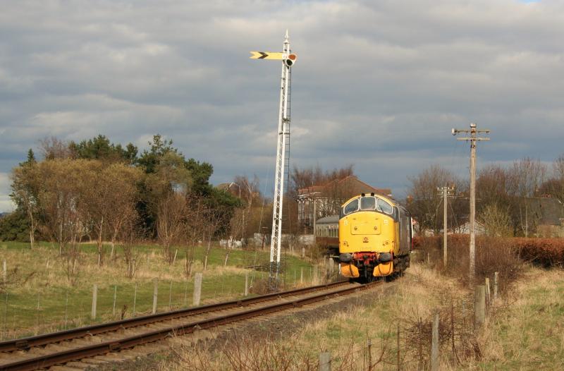 37906 near Bo'ness:
37906 has just left Bo'ness while working the 1600 Bo'ness to Manuel on 27th March 2011, on a day 37906 worked 4 return trips on the line Photo of 37906 near Bo'ness