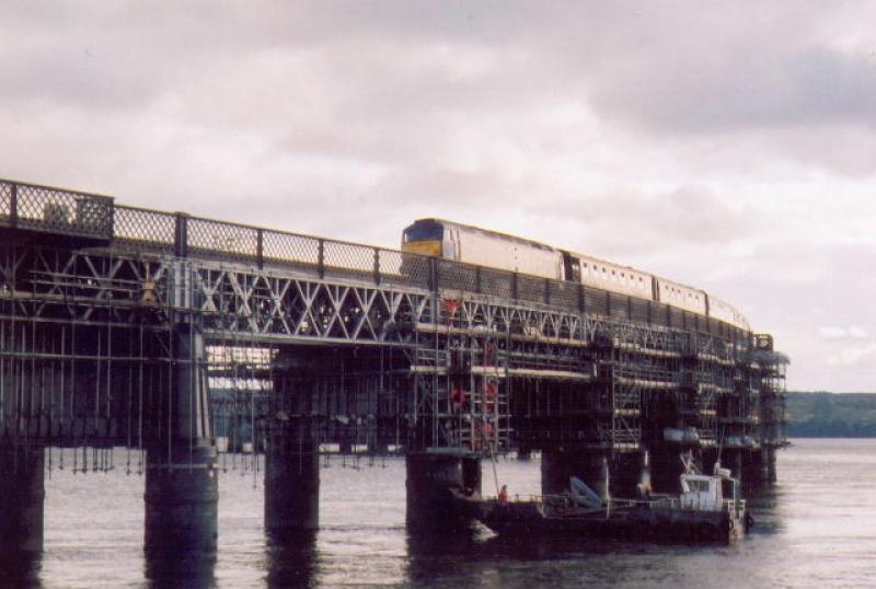 47826: 47826 on curve of Tay Bridge. 1H79 Edinburgh - Keith Royal Scotsman working, Monday 17/09/2007. Workmen uploading scaffolding onto Bridge from boat for Tay Bridge refurbishment. Photo of 47826