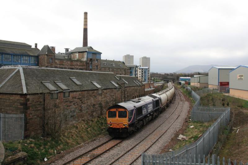 Topn Tailed Alcans: 66726 on the rear with 66724 on 6B45 11.52 North Blyth to Fort William on 01/04/2001 passing the remains of Drybrough's Brewery at Duddingston Photo of Topn Tailed Alcans