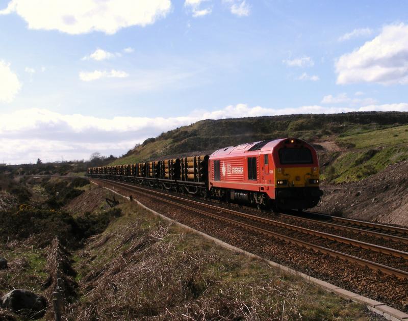 67018: 67018 heads north passed Cairnrobin with 6Z03 from Mossend to Dyce Raiths Farm hauling 15 Loaded BTAs Photo of 67018