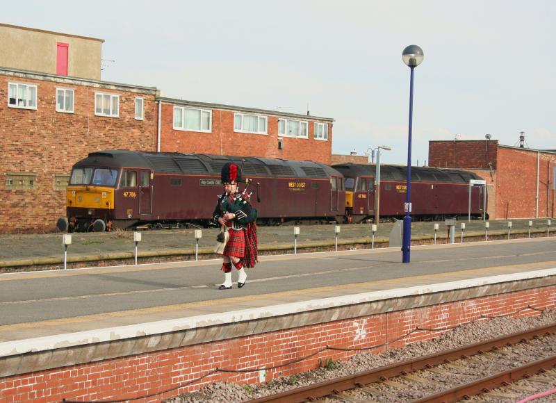 47786 47760 and a piper at Cleethorpes:
Not an everyday sight at the terminus of Cleethorpes is 47786 with 47760 and a bagpiper! Photo of 47786 47760 and a piper at Cleethorpes