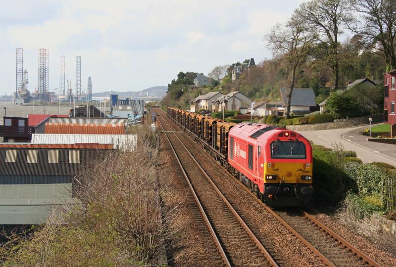67018 6Z03 Mossend to Dyce Raiths Farm at West Ferry: 67018 in DB Schenker pink/red works 6Z03 Mossend to Dyce Raiths Farm passing West Ferry after a pathing stop at Dundee Photo of 67018 6Z03 Mossend to Dyce Raiths Farm at West Ferry