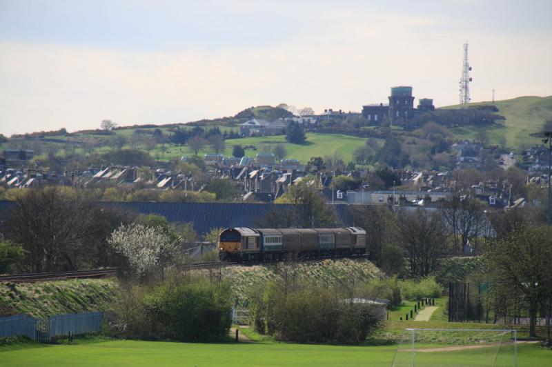 Fife Circle Stock Cleaning: 67021 leads 67024 on 5B24 13.29 Perth to Millerhill passing Cameron Toll on 06/04/2011 Photo of Fife Circle Stock Cleaning