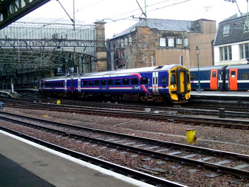 158718: 158718 leaves Glasgow Central withthe 1518 to Whifflet on Tuesday 5th April 2011. Photo of 158718