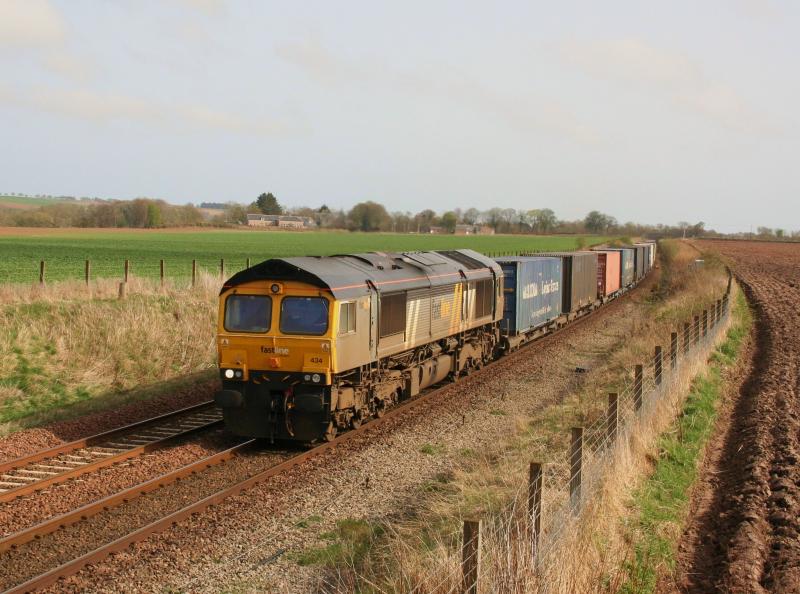 66434 4A13 Craigo 090411:
66434 passes Craigo while working 4A13 Grangemouth to Aberdeen on 9th April 2011 Photo of 66434 4A13 Craigo 090411