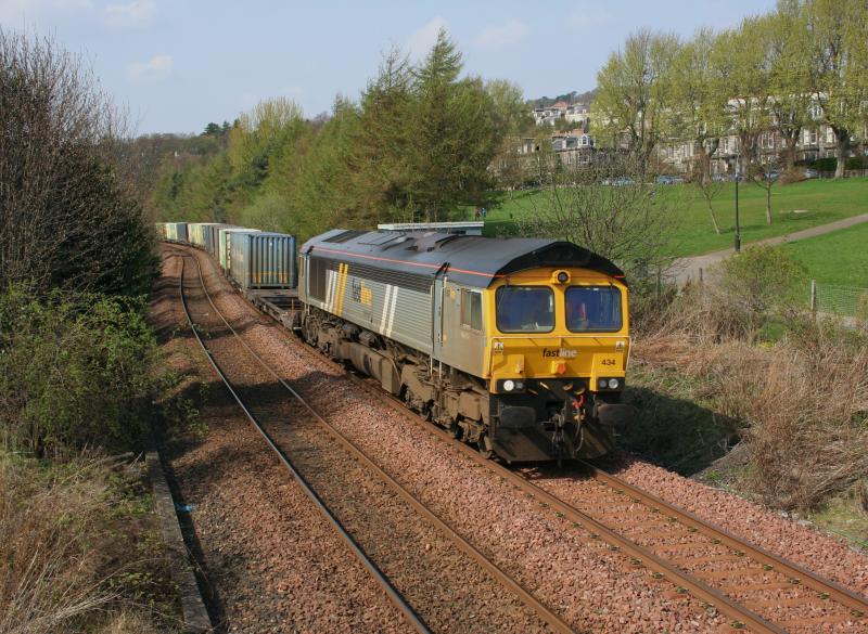66434 4A13 Magdalen Green:
66434 approaches Dundee while working 4A13 Grangemouth to Aberdeen intermodal Photo of 66434 4A13 Magdalen Green